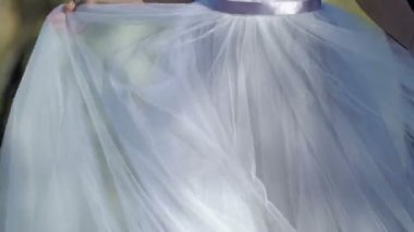 Genç kadın elbise sallayarak