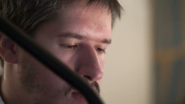 Tripod üzerinde kamera ile çalışan adam