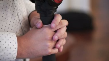 Adam kameraya monopod ile