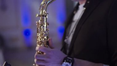 Saint-Petersburg, Rusya-16 Ocak 2017: saksafon oynamaya adam