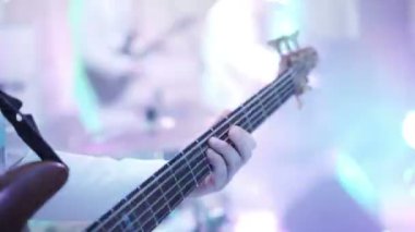 Adam müzik gitar çalmaya