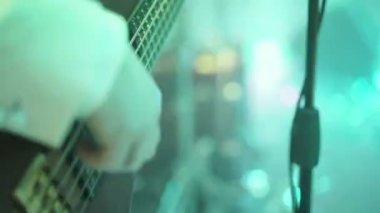 Adam müzik gitar çalmaya