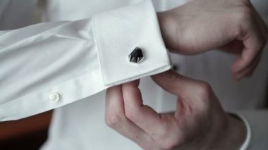 Kol düğmeleri giyen genç adam