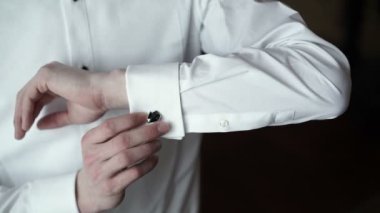 Kol düğmeleri giyen genç adam