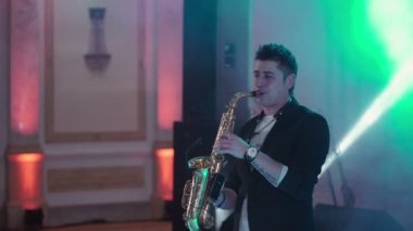 Saint-Petersburg, Rusya-16 Ocak 2017: saksafon oynamaya adam