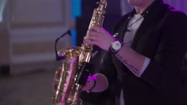 Saint-Petersburg, Rusya-16 Ocak 2017: saksafon oynamaya adam