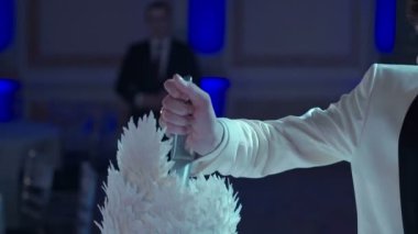 Kutlama pasta kesme adam