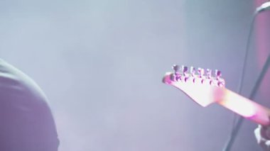 Adam müzik gitar çalmaya