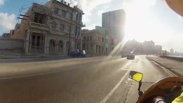 古巴哈瓦那-2011 年 12 月 23 日︰ 驾驶摩托车在一座城市 — 图库视频影像