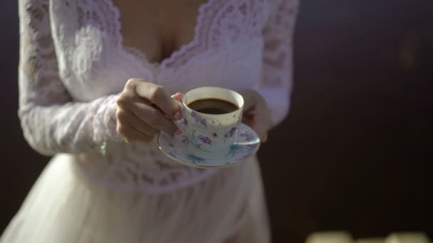 야외에서 커피를 마시는 란제리에 젊은 여자 — 비디오
