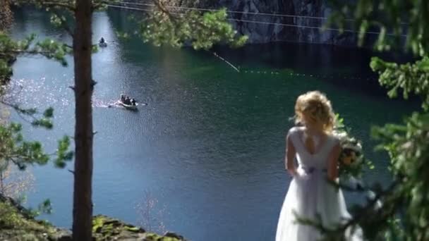 Femme blonde en robe sur le bord du canyon 