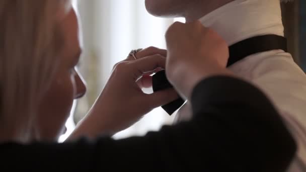 Femeie tânără purtând bowtie pentru bărbat — Videoclip de stoc