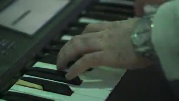 Чоловік грає музику на клавіатурі — стокове відео