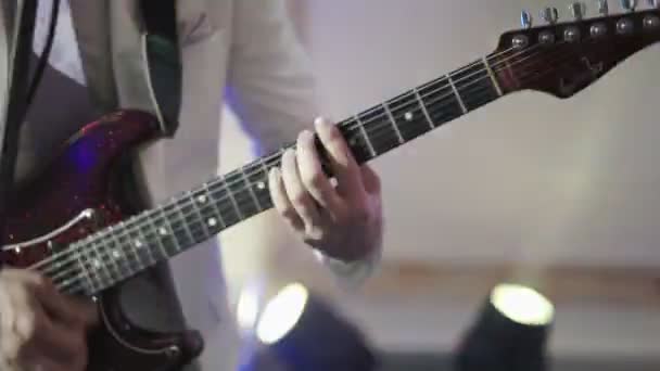 आदमी गिटार पर संगीत बजा रहा है — स्टॉक वीडियो
