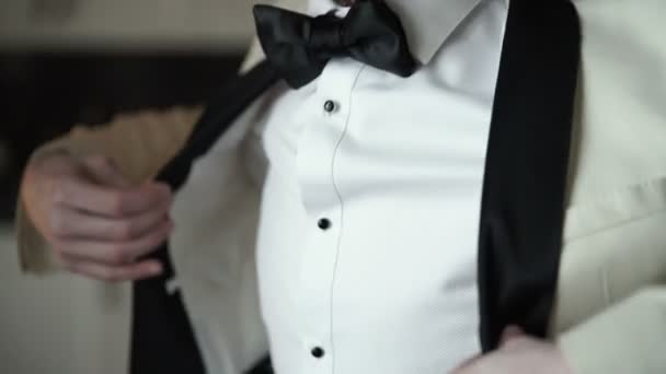 Mladí muži nosí bílé sako — Stock video