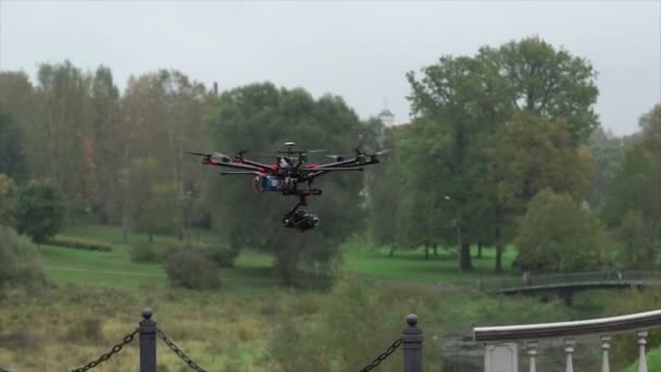 Drone flying with dslr camera — Stock Video
