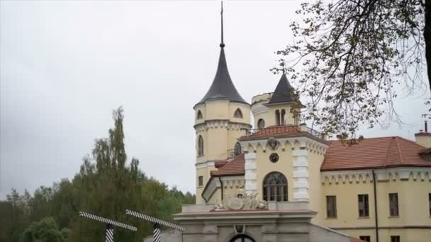 Kasteel bouwen op bewolkte dag — Stockvideo