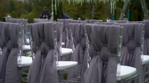 Chairs on wedding ceremony outdoors — Stock Video