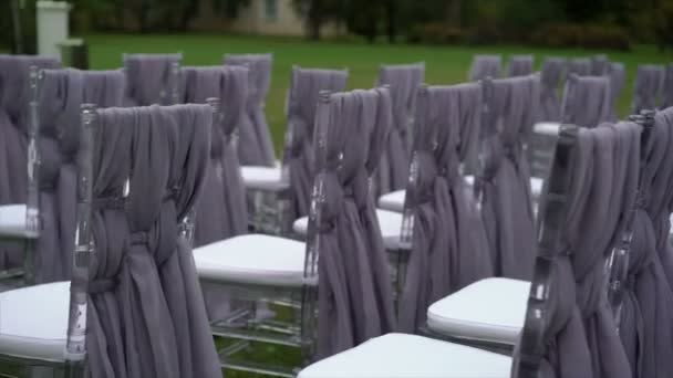 Stühle bei Trauung im Freien — Stockvideo