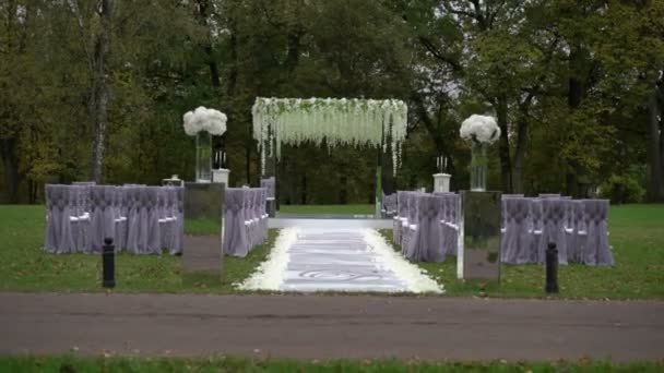 Bröllop ceremoni dekoration utomhus — Stockvideo