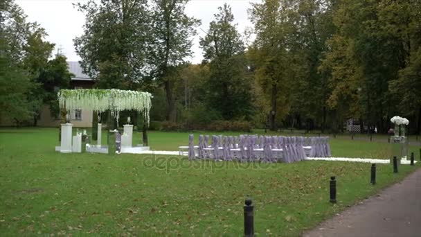 Düğün töreni dekorasyon açık havada — Stok video