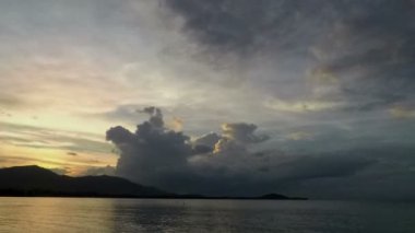 Günbatımı ile deniz bulutlara