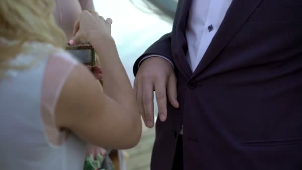 Νύφη βάζει στο γαμήλιο δαχτυλίδι στο χέρι γαμπρούς — Αρχείο Βίντεο