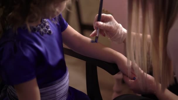 Малюнок обличчя на дочірній руці — стокове відео