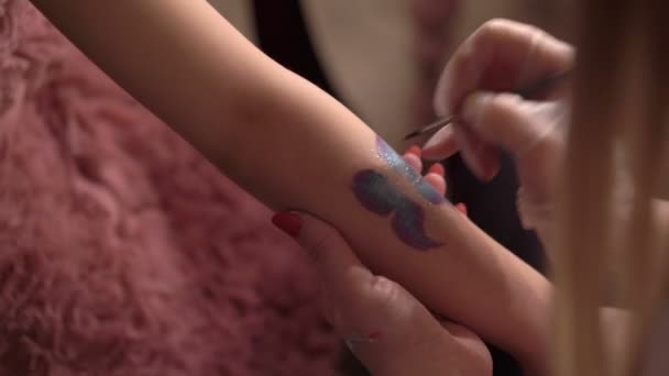 Face painting on child hand — Stock Video