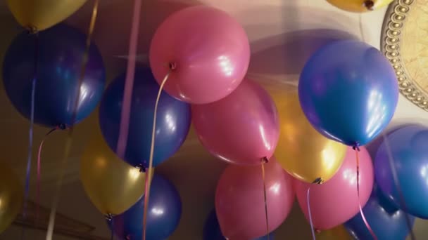 Globos de colores en interiores — Vídeo de stock