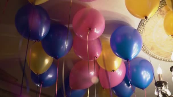Farverige balloner indendørs – Stock-video