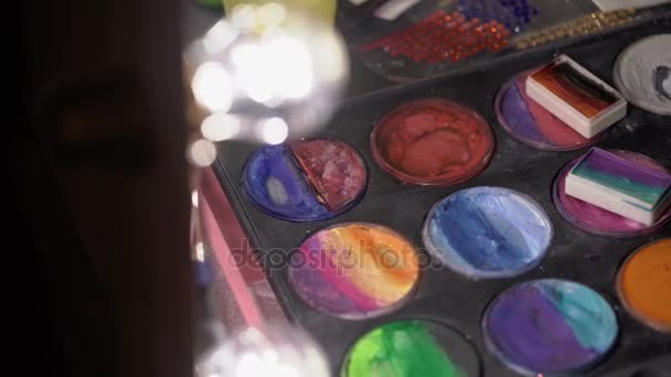 Farben und Pinsel für Kinderschminke — Stockvideo