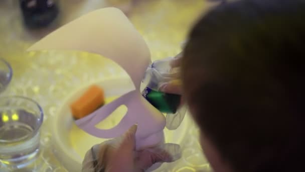Dzieci, dekorowanie maseczka do twarzy — Wideo stockowe