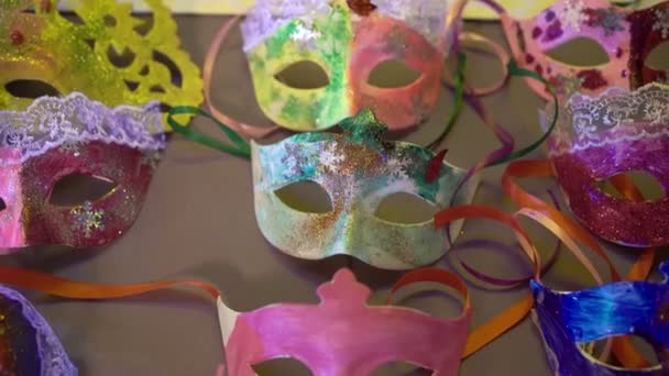 Máscaras en la mesa — Vídeos de Stock