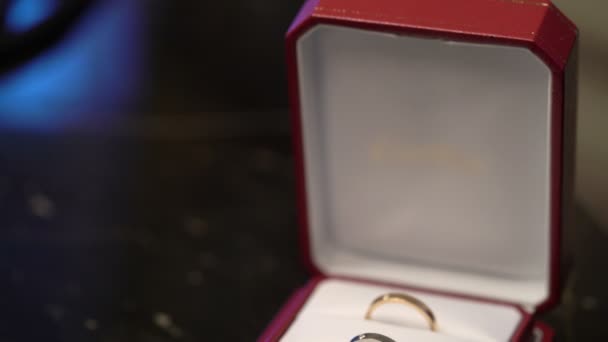 Dois anéis em uma caixa de jóias — Vídeo de Stock
