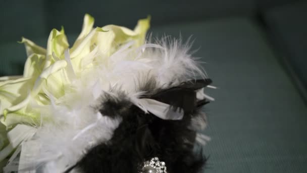 Wedding bridal bouquet on green sofa — Stock Video