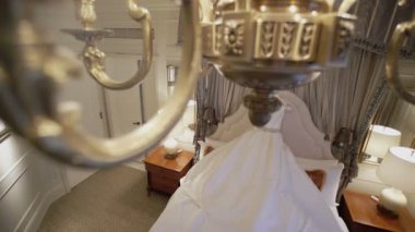 Güzel gelinlik yatak odasında