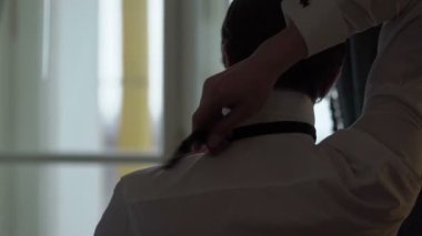 Genç adam giyen siyah papyon