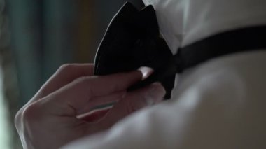 Genç adam giyen siyah papyon