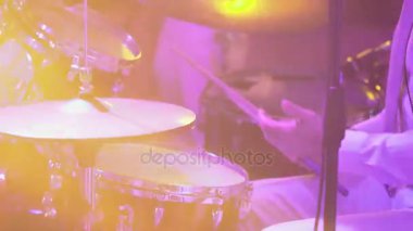 Adam müzik davul çalma