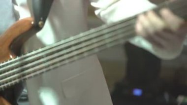 Adam müzik gitar çalmaya