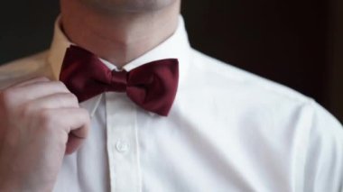adam giyen kırmızı papyon