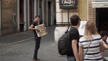Rome, İtalya - 15 Eylül 2015: akordeon Roma sokakta oynayan adam
