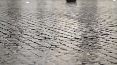 Yağmurda kaldırımda yürüyen kişi