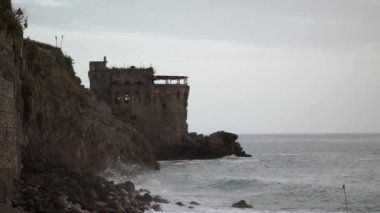suya yakın Castle