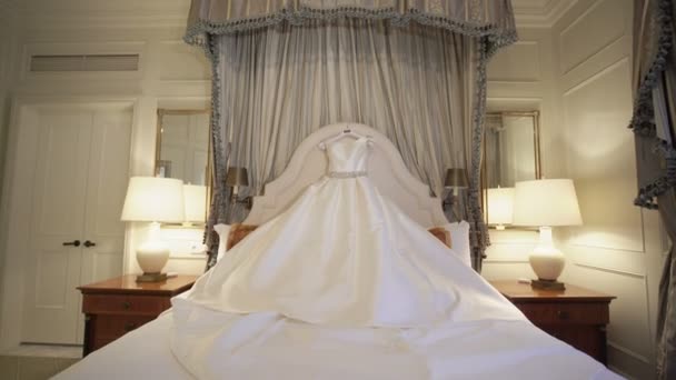 Hermoso vestido de novia en el dormitorio — Vídeo de stock