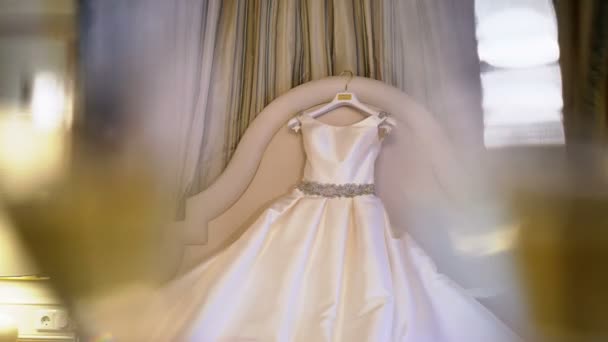 Beautiful wedding dress in bedroom — Stock Video