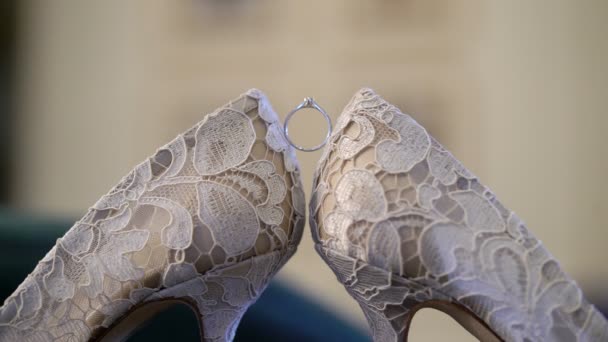 แหวนด้วยเพชร ระหว่างรองเท้าผู้หญิงสองคู่ — วีดีโอสต็อก