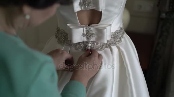Žena zapínala svatební šaty — Stock video