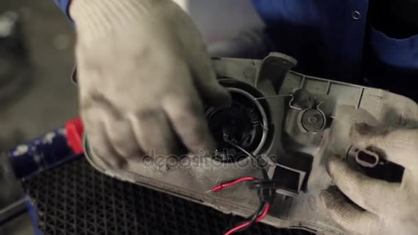 Instalação de lâmpadas de xénon no carro — Vídeo de Stock